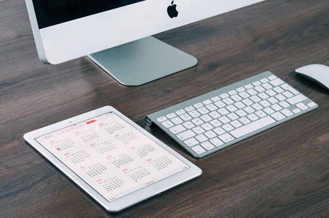 apple-desk-working-technology